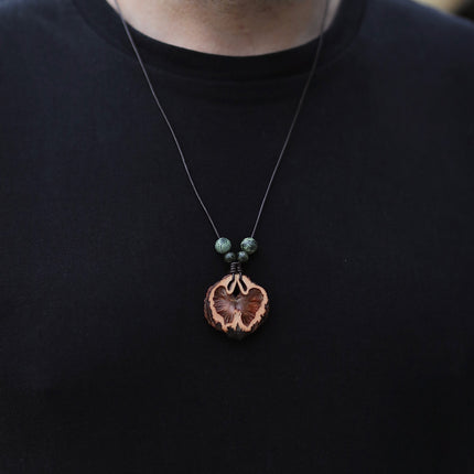 Schwarznuss Amulett Waldlunge – Grüner Serpentin